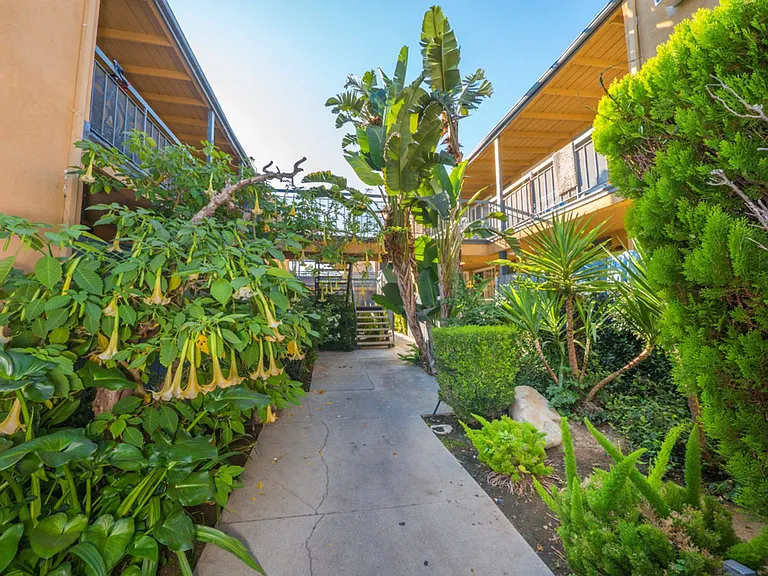 7351 Variel Ave — Photo 40