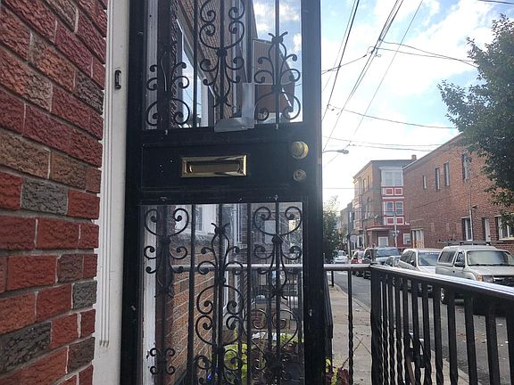 2nd image of 828 Watkins St