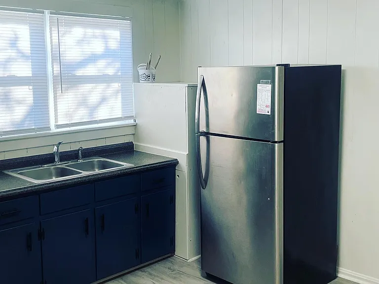 800 Sanderson Dr — Photo 2