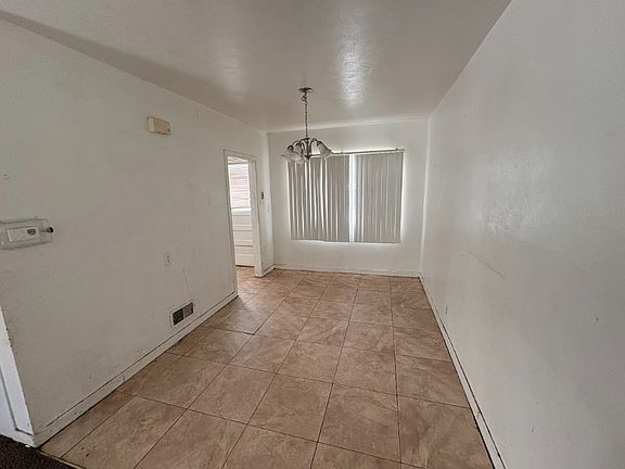 2nd image of 919 N Prairie Ave