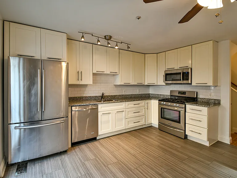 1319 Belmont St NW — Photo 8