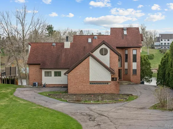 10785 Oxbow Lakeshore Dr, White Lake, MI 48386