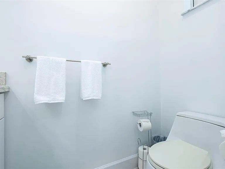 1240 SW 13th Cir — Photo 33