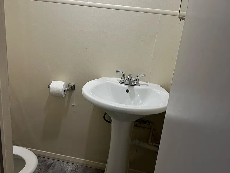 basement 1/2 bathroom