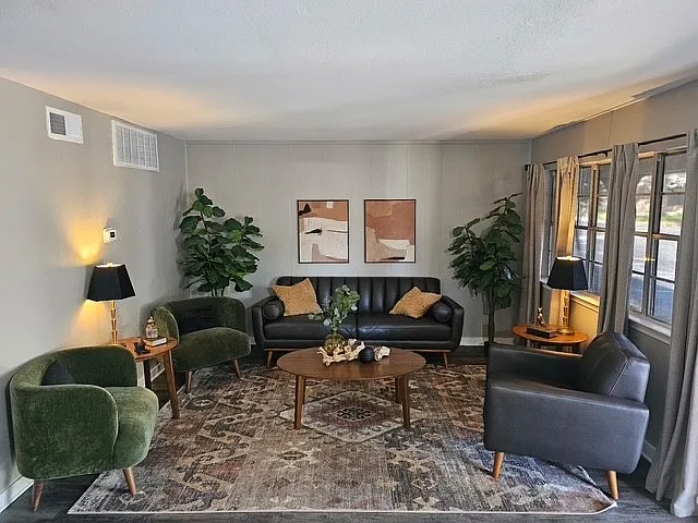 Castle Hill Apartments — Photo 12