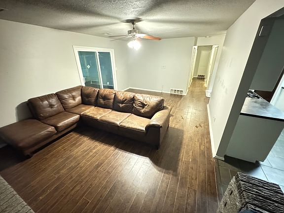 4th image of 3313 Overland Dr