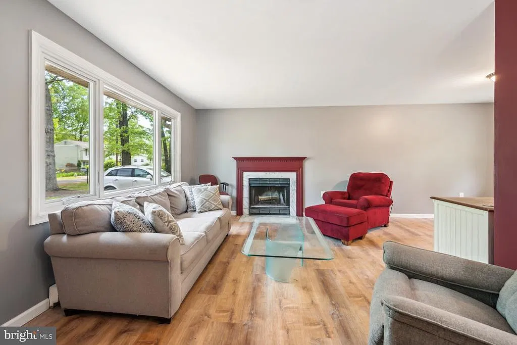 3 bed, 1.0 bath, 1056 sqft, $2,200 — Photo 4