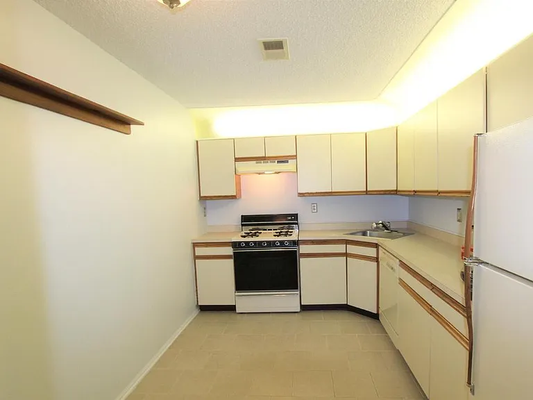 46 Versailles Ct — Photo 9