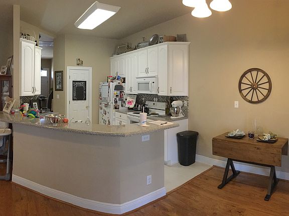 Kitchen Bar & Dining Area