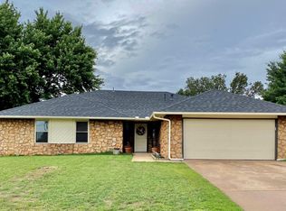 2205 Shorewood Ln, Edmond, OK 73003