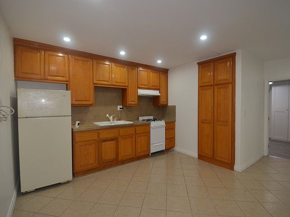 3rd image of 19201 Strathern St