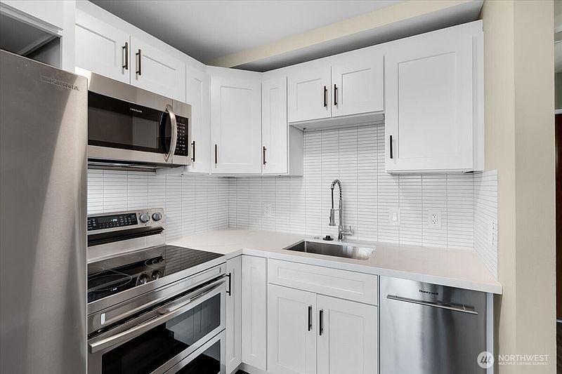 3rd image of 2100 3rd Avenue #2104