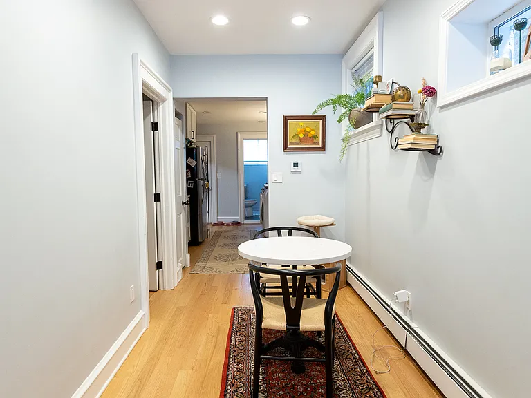 2043 W Moffat St #G — Photo 8