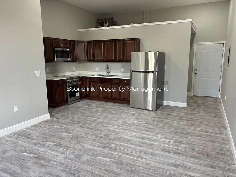 387 Broad St — Photo 7