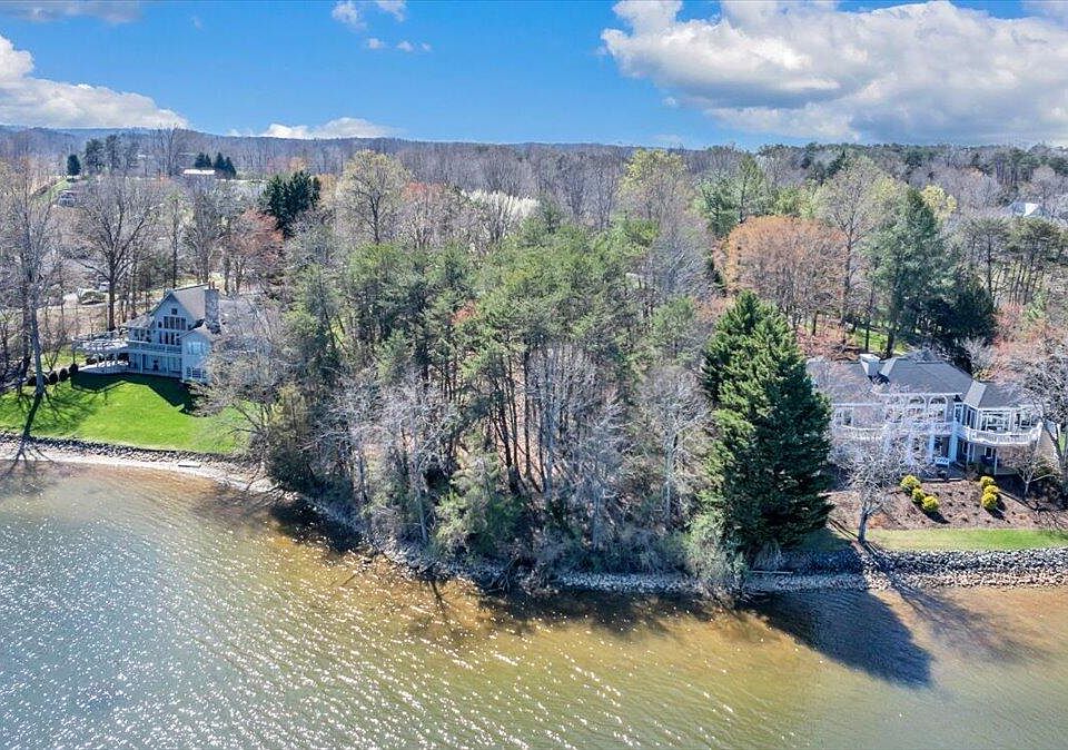 1st image of 10 Riverbay Dr