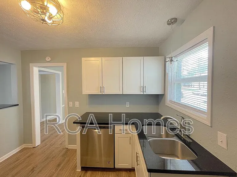 520 E 32nd St — Photo 9