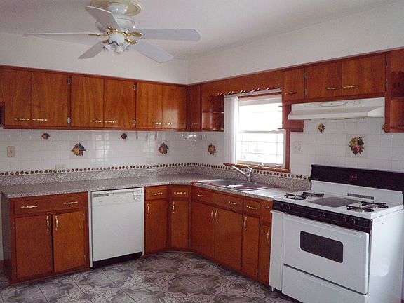 2nd image of 4106 N Octavia Ave