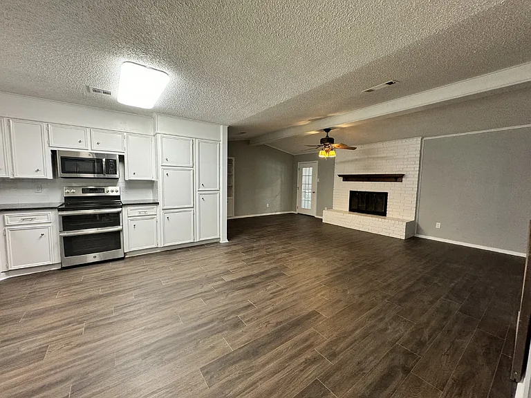 140 Towne West Dr — Photo 16