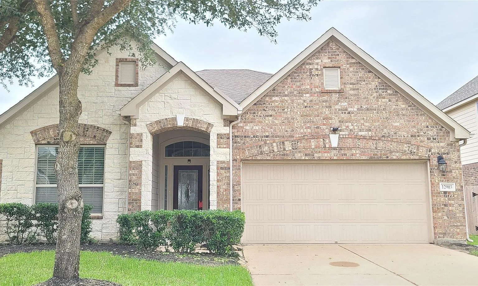 3 bed, 2.0 bath, 1984 sqft, $2,300 — Photo 2
