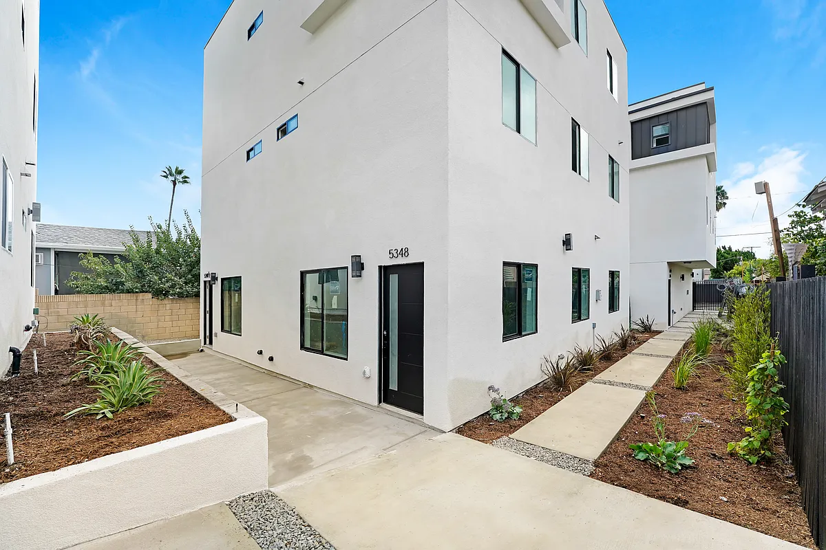 Photo 2 of 12 - 5348 Oakland St #5348 - Los Angeles, CA Building Photo - 5348 Oakland St #5348