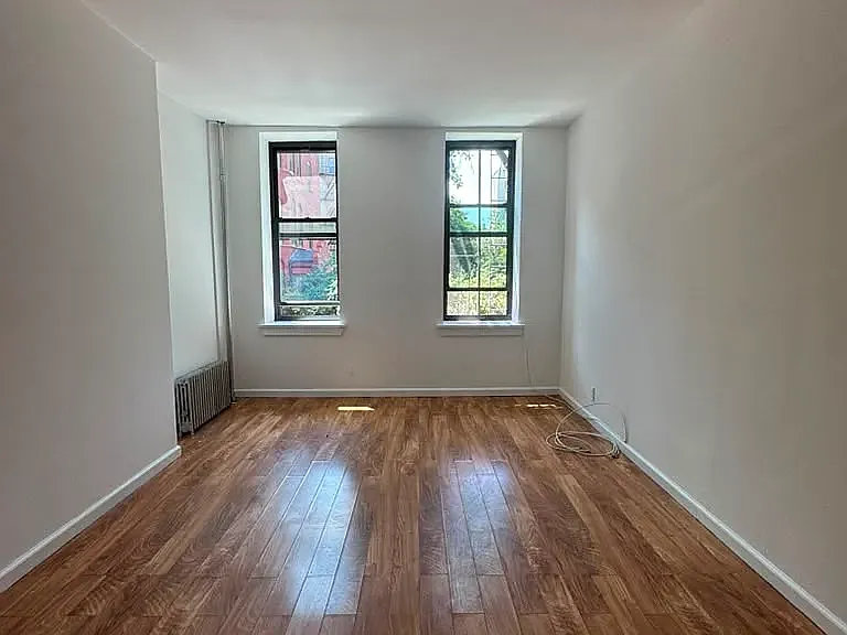 621 E 6th St #4 — Photo 1