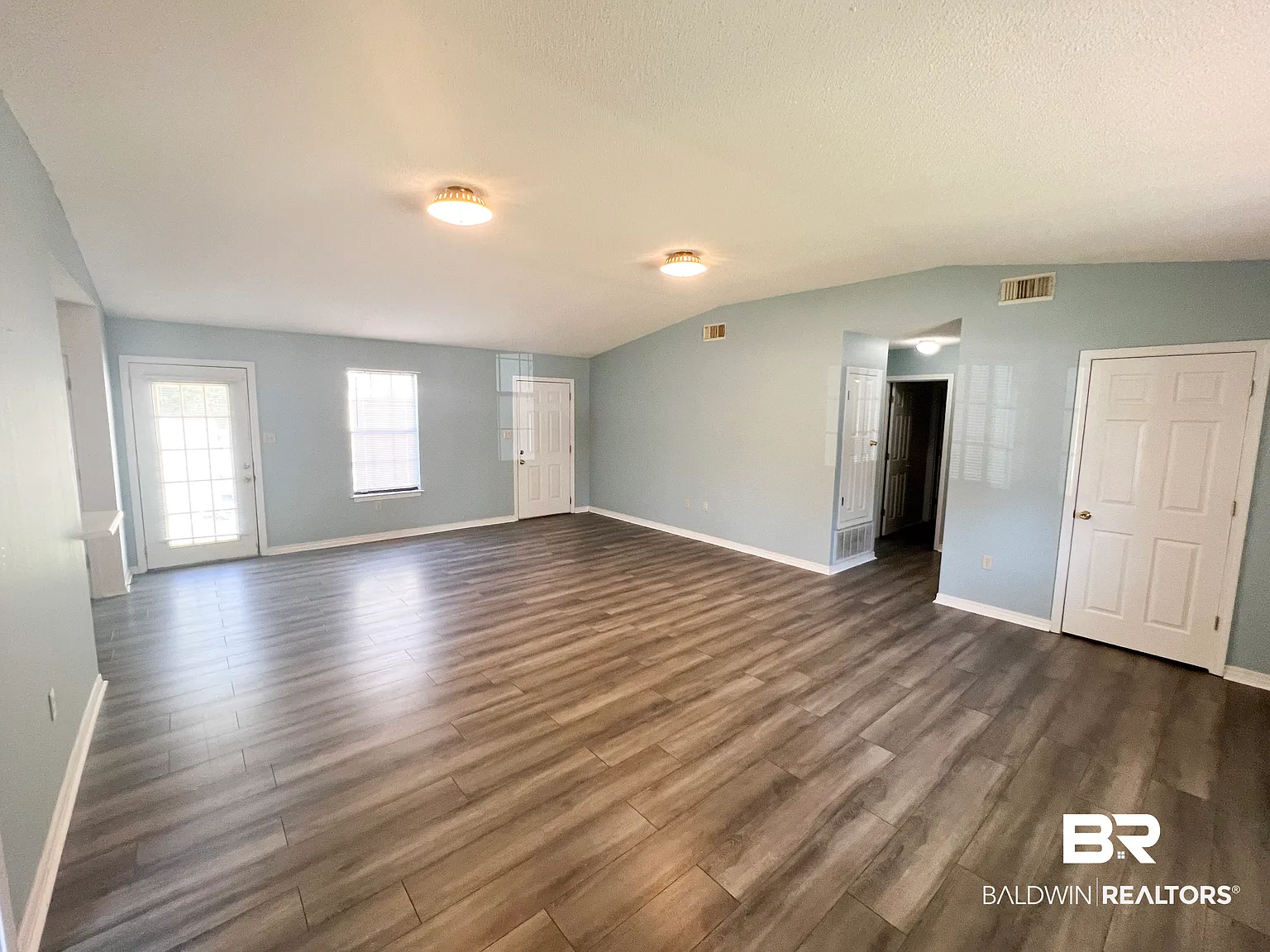 3 bed, 2.0 bath, 1637 sqft, $1,900 — Photo 2