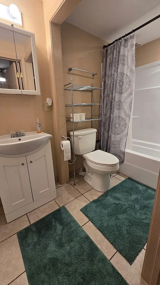 1 Bedroom 1 Bathroom furnished basement apartment — Photo 2