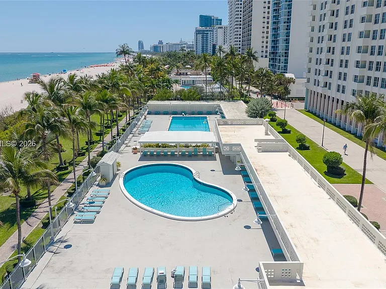 2899 Collins Ave #1422 — Photo 30