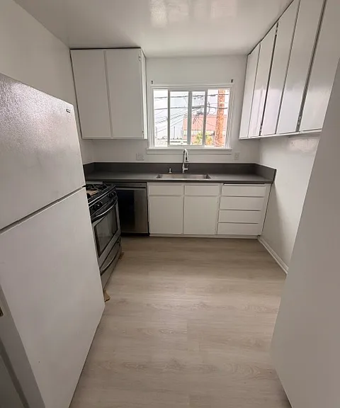 164 N Clark Dr — Photo 5
