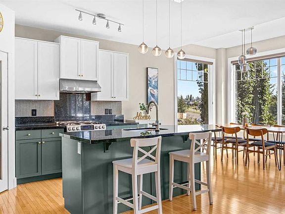 4th image of 122 NW Springborough Point SW