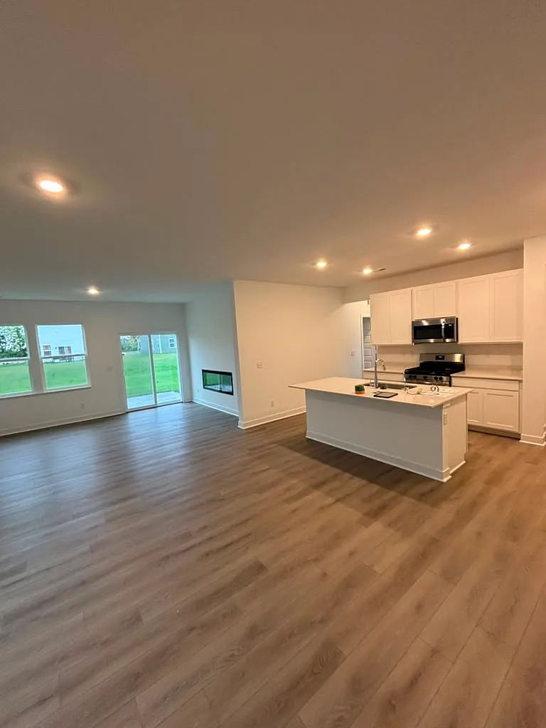 5 bed, 2460 sqft, $2,645 — Photo 2