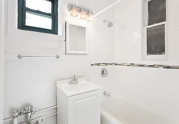 3rd image of 88 Horatio St APT 4C