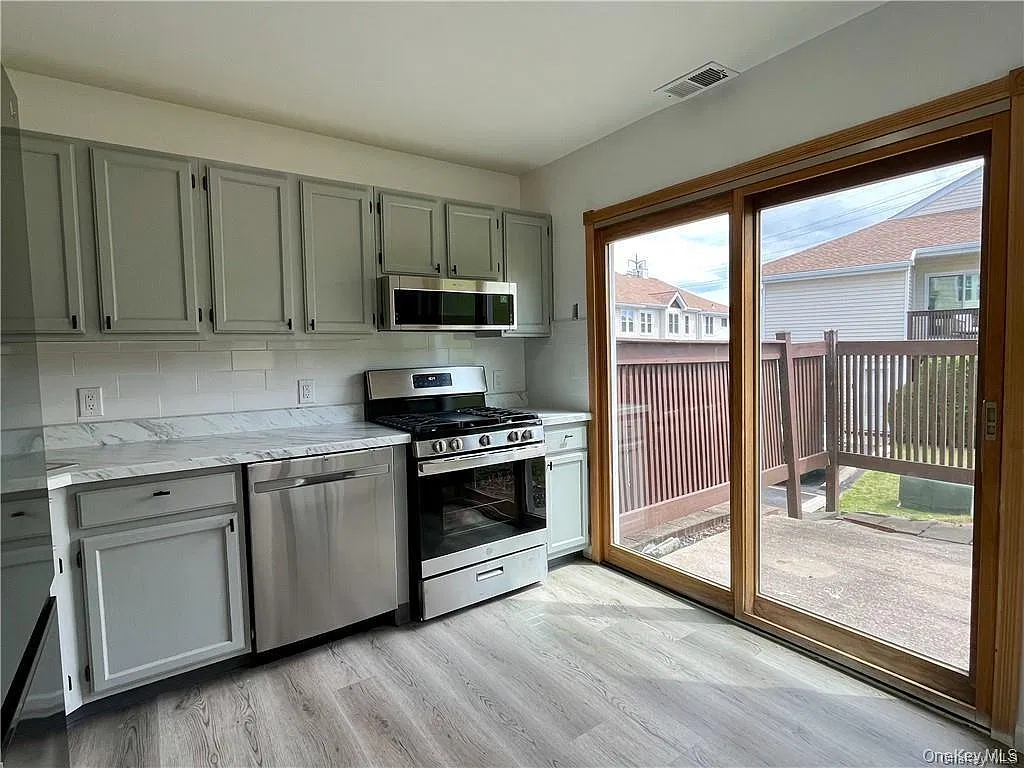 3 bed, 2.5 bath, 1331 sqft, $3,000 — Photo 3
