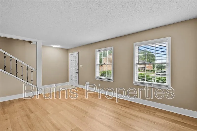2 bed, 1.5 bath, 1200 sqft, $1,350 — Photo 3