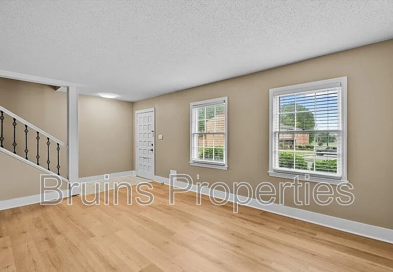 1825 Johnson St E #1 — Photo 2