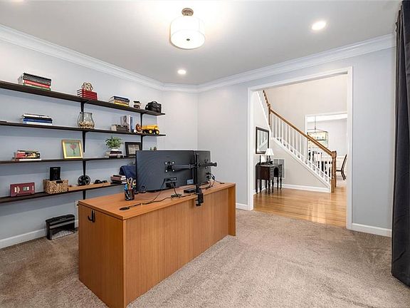 4th image of 183 Rugby Dr