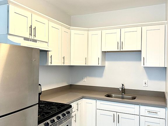 Modern Kitchen - Quartz Counters, white shaker cabinets, stainless steel appliances