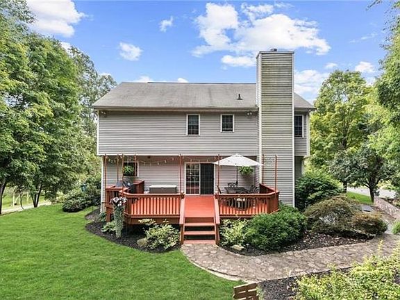 4th image of 15 Killian Ln