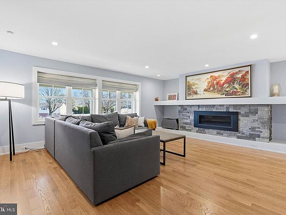 3rd image of 420 Fawn Hill Ln