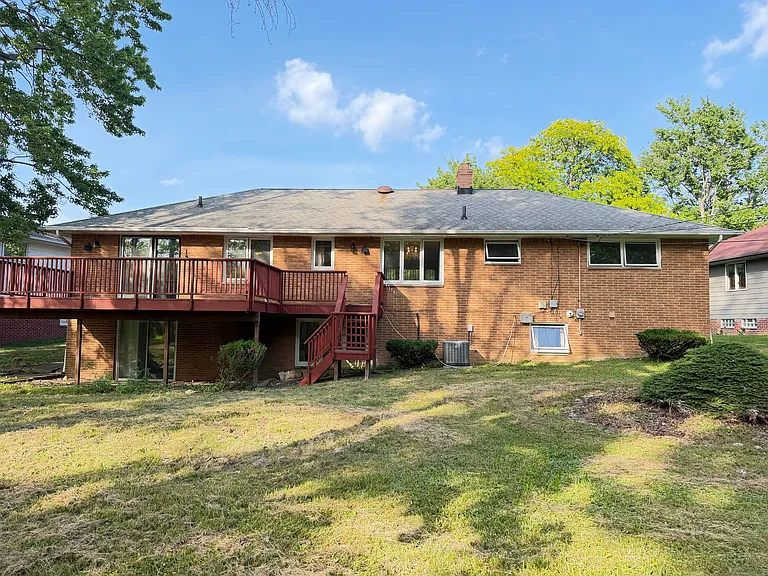 748 Radford Dr — Photo 2