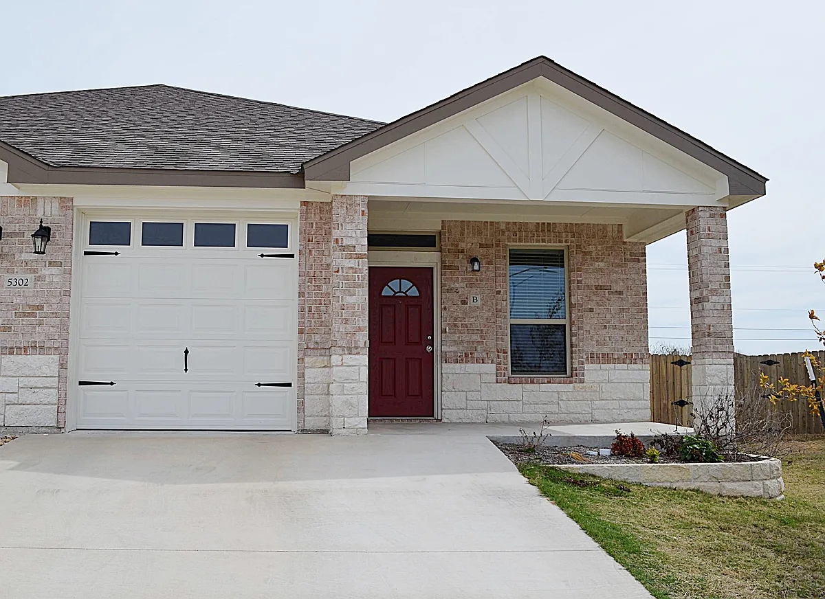 Building Photo - 5302 Rose Garden Loop #B