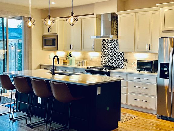 4 stool island in luxury kitchen