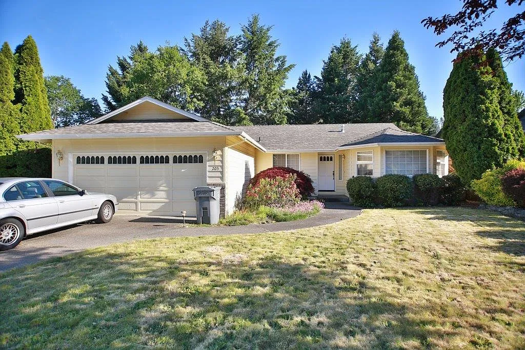 203 NW Sinclair Dr photo 1