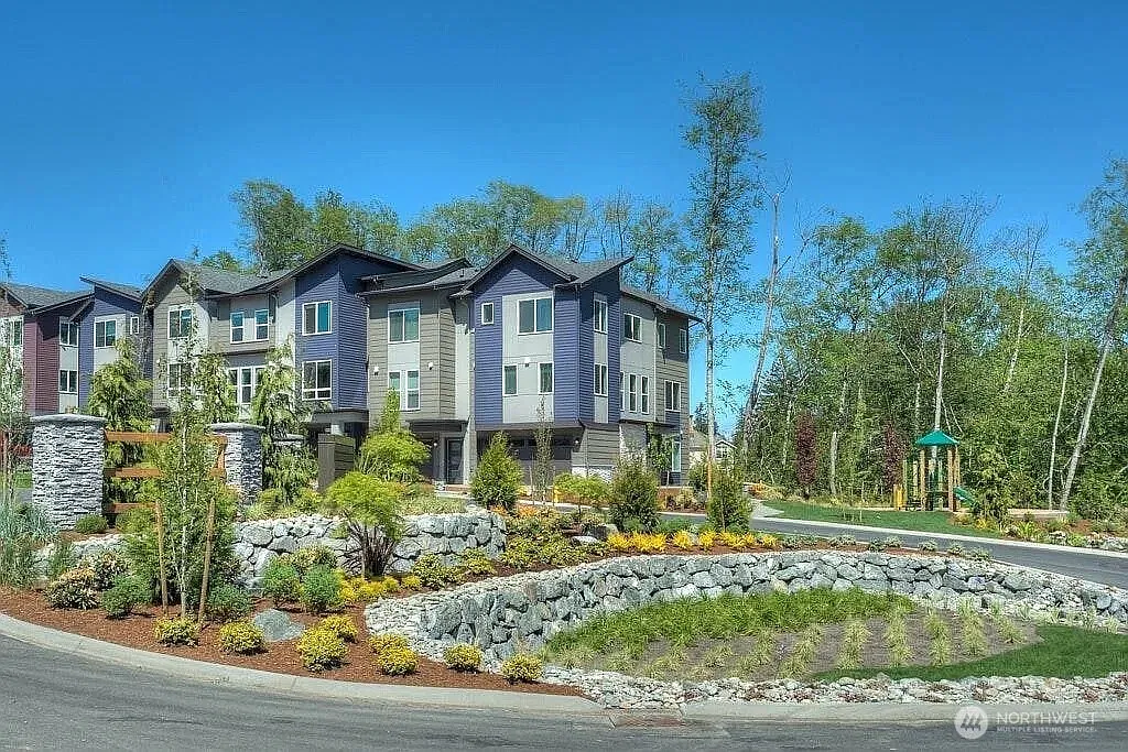 4 bed, $3,100 — Photo 1