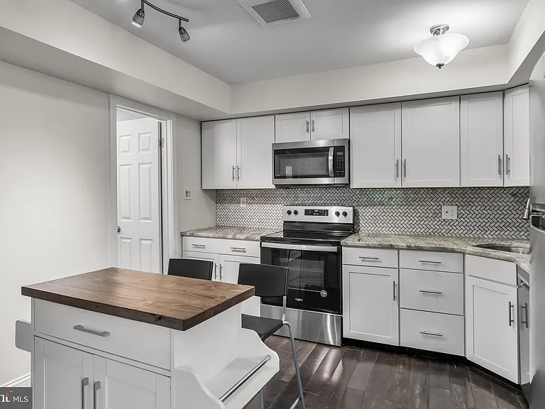 702 Abbey Ct — Photo 14