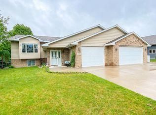 1731 Cypress Point Dr, Brookings, SD 57006
