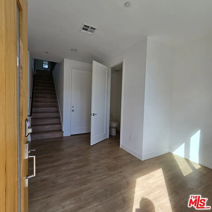 3 bed, 3.5 bath, 1600 sqft, $4,750 — Photo 3