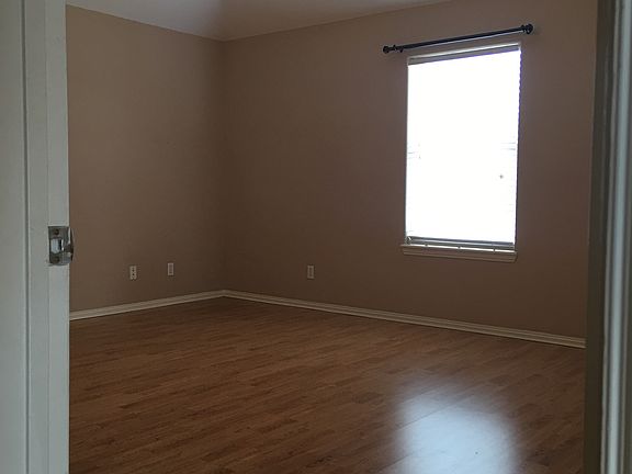 5th image of 401 Dove Ave