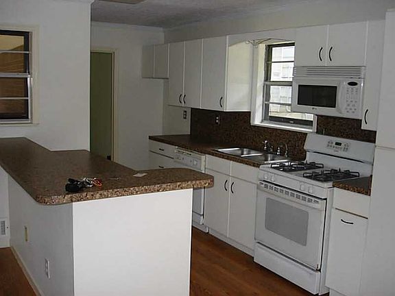 5th image of 2786 Hyde Park Dr