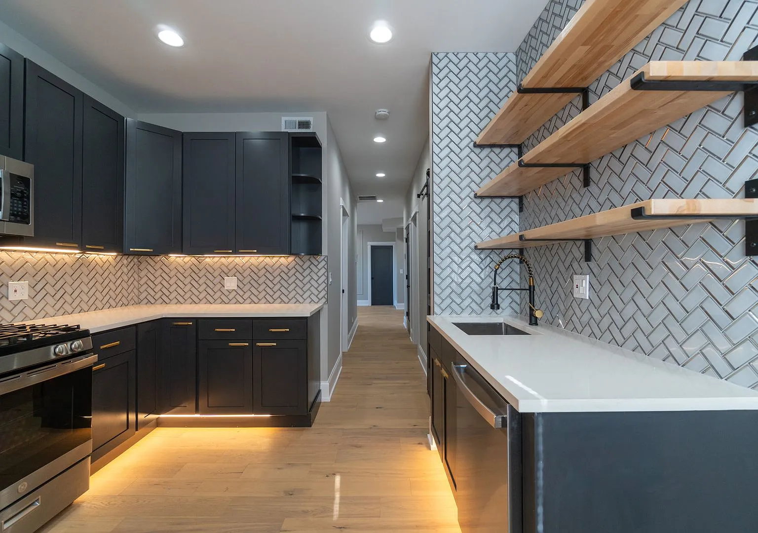 Pf Arg 5400 N. Paulina — Photo 4